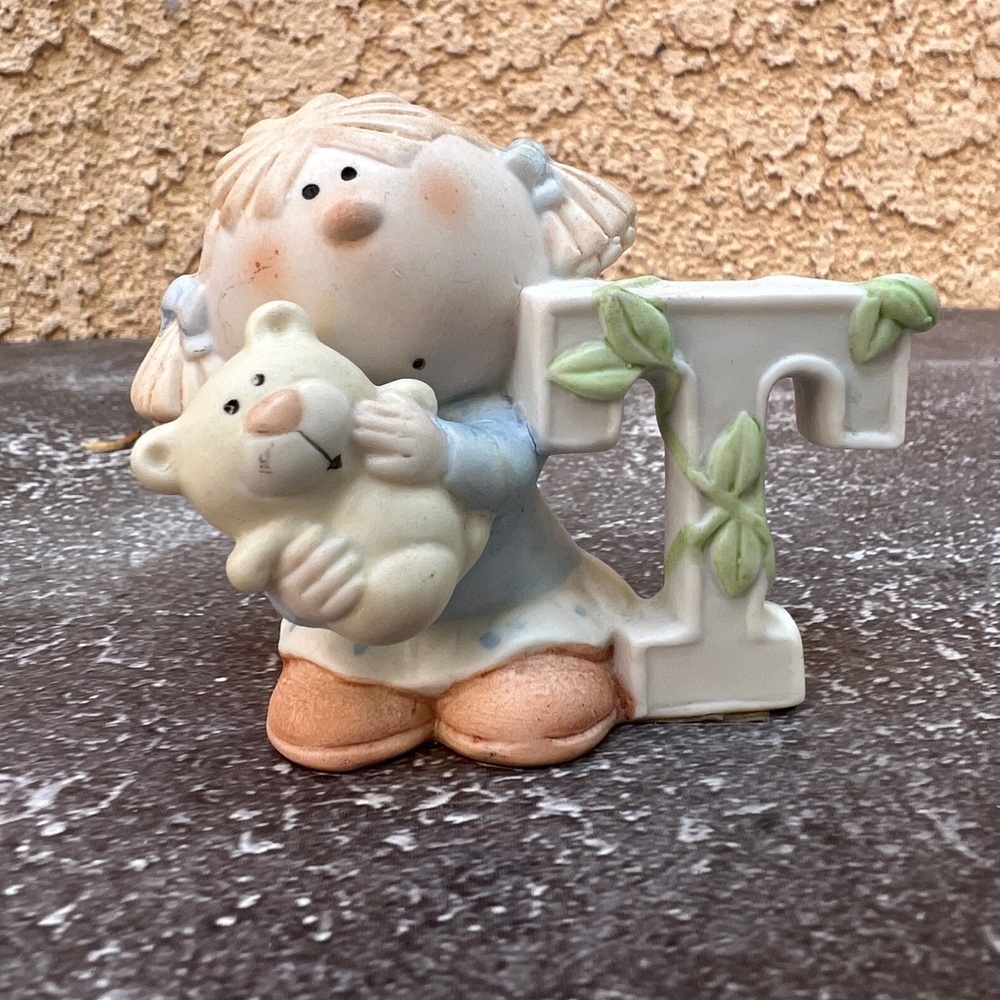Bumbkins figurine letter T
